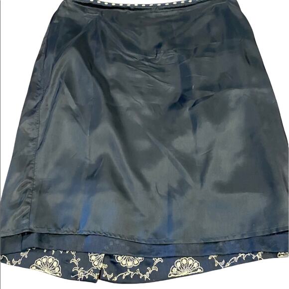 Loft size 6 polka dot skirt fully lined in navy polka dots. - Picture 2 of 3